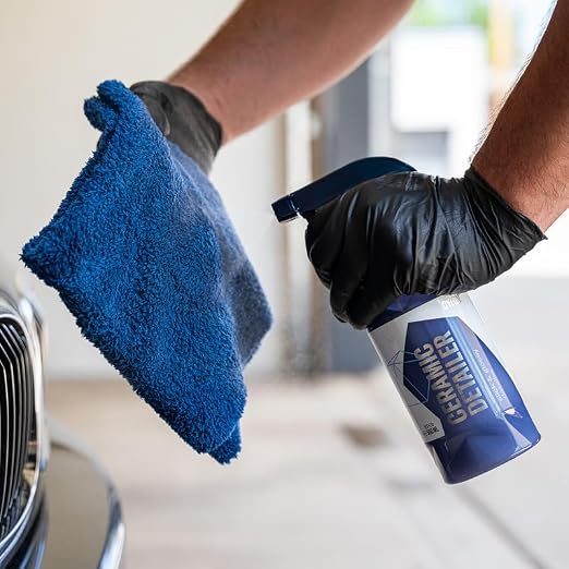 GYEON Ceramic Detailer SiO2 spray gloss enhancer hydrophobic quick detailer paint coating maintenance water repellent slick finish easy spray-on protectant for car motorcycle exterior surfaces