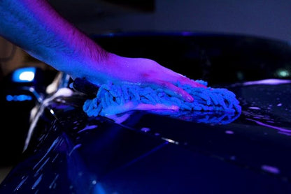 303 Products Car Wash Mitt - Ultra Absorbent Microfiber - Lint and Scratch Free Design - Hand Fitting, Snug Design with Elastic Cuff - Washable to Reuse, 1 Pack (39011)