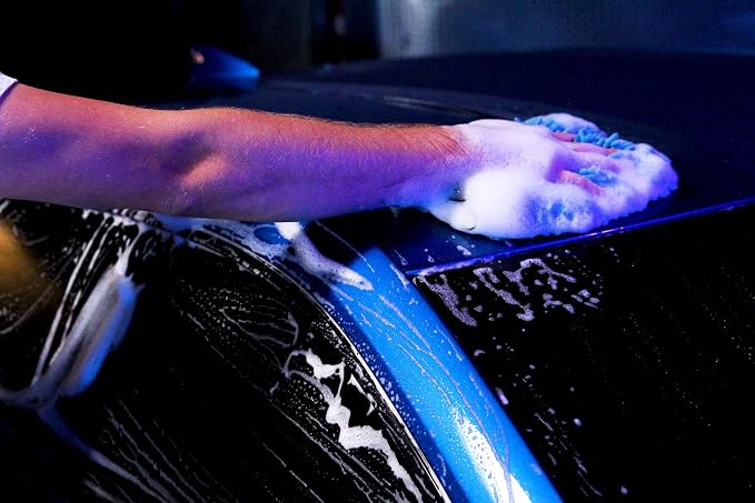 303 Products Car Wash Mitt - Ultra Absorbent Microfiber - Lint and Scratch Free Design - Hand Fitting, Snug Design with Elastic Cuff - Washable to Reuse, 1 Pack (39011)