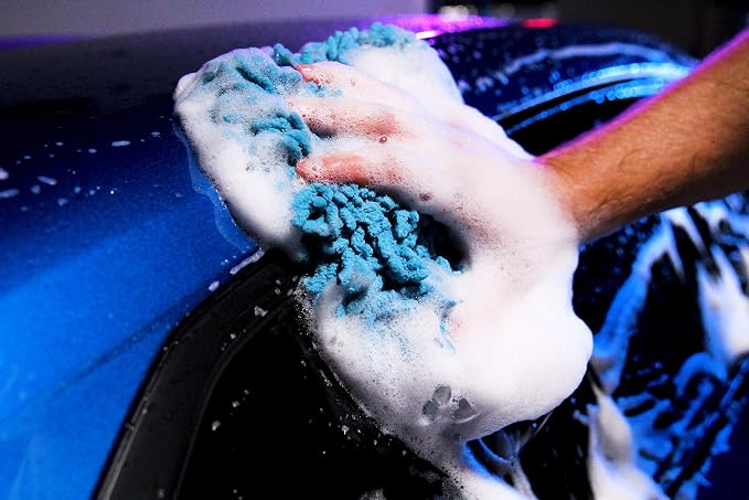 303 Products Car Wash Mitt - Ultra Absorbent Microfiber - Lint and Scratch Free Design - Hand Fitting, Snug Design with Elastic Cuff - Washable to Reuse, 1 Pack (39011)