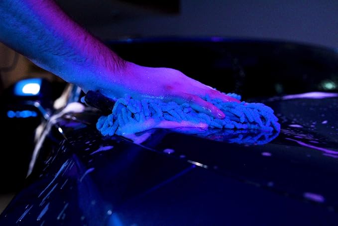 303 Products Car Wash Mitt - Ultra Absorbent Microfiber - Lint and Scratch Free Design - Hand Fitting, Snug Design with Elastic Cuff - Washable to Reuse, 1 Pack (39011)