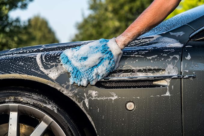 303 Products Car Wash Mitt - Ultra Absorbent Microfiber - Lint and Scratch Free Design - Hand Fitting, Snug Design with Elastic Cuff - Washable to Reuse, 1 Pack (39011)